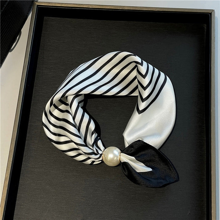 Effortless Glamour: Pop-On PearI Necklace Scarf