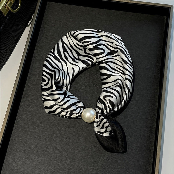 Effortless Glamour: Pop-On PearI Necklace Scarf