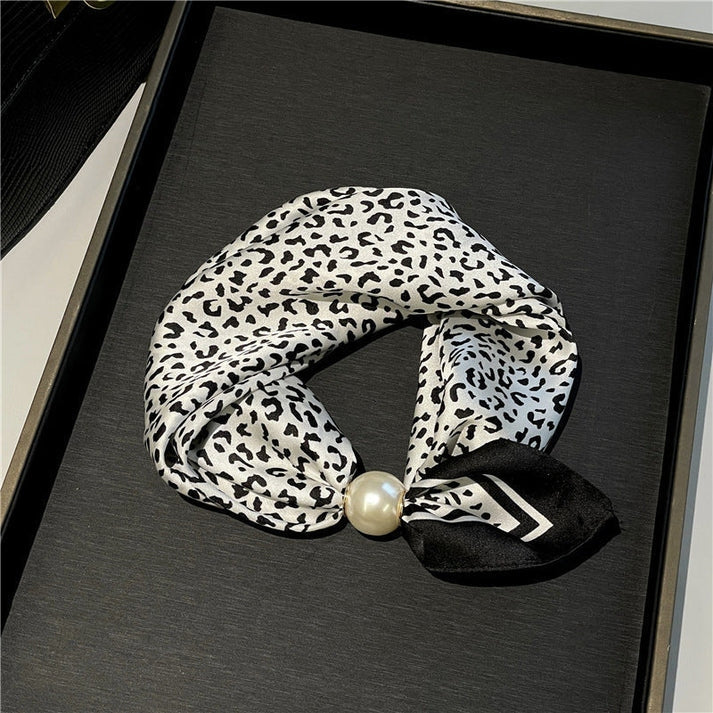 Effortless Glamour: Pop-On PearI Necklace Scarf