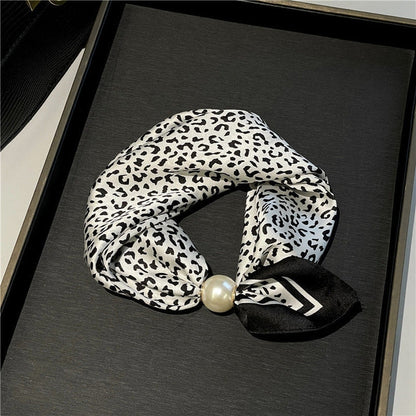Effortless Glamour: Pop-On PearI Necklace Scarf
