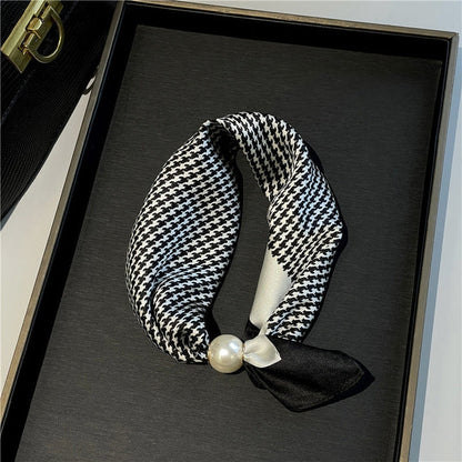 Effortless Glamour: Pop-On PearI Necklace Scarf