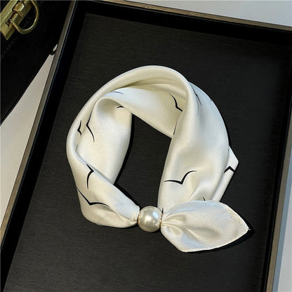 Effortless Glamour: Pop-On PearI Necklace Scarf