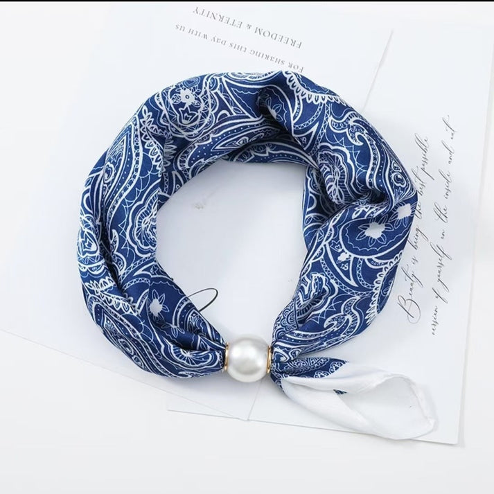 Effortless Glamour: Pop-On PearI Necklace Scarf